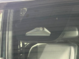 【トヨタセーフティセンス】走行中に前方の車両等を認識し、衝突しそうな時は警報とブレーキで衝突回避と被害軽減をアシスト。より安全にドライブをお楽しみいただけます。