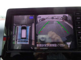 クルマを真上から見下ろしているかのような映像によって、車庫入れや縦列駐車などの駐車時に、自車と駐車位置の関係をひと目で確認でき、スムースな駐車をサポートします。
