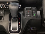 CVT車のセレクトレバーです。低速から高速まで、変速ショックのないスムーズな走りと、エンジン効率のよい領域を維持して燃費にも貢献します。サイドブレーキはスイッチ操作の電子制御パーキングブレーキです。