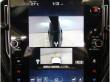 左右のサイドカメラ映像を同時に表示し、車両周囲の死角をしっかりカバー。狭い道や駐車時の接触リスクを減らし、安心して操作できる視界を確保します。