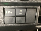 VSA装備車です。VSAはドライバーの操作と車の動きを見守っています。もし車の挙動が乱れたとき、4輪別々にブレーキをかけたり、エンジンパワーをしぼることによって車を安定させます。