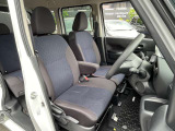 運転席はひじ掛けが付いてリラックスして運転ができます