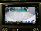 【バックカメラ】シフトを「R」の位置に入れると、自動的に画面がカメラ映像に切り替わり後方の視界をサポートする必須装備です!