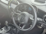 インパネ周りは、MINI伝統のデザインを大切にしながら、円形のセンターディスプレイなどを装備。クラシックな雰囲気と先進的な機能が調和した、洗練されたモダンな空間に仕上がっています。