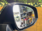 【ブラインドスポットモニター】走行中、ドアミラーの死角になりやすい箇所に後続車が接近するとサイドミラーのレンズに警告を表示!ドライバーに注意喚起をしてくれます。