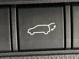 【パワーバックドア】スマートキーや運転席のボタンを押すだけでリアゲートが自動で開閉します!荷物を持っている時や、高い位置にあるバックドアを閉める際に便利な機能です♪