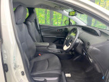 運転席まわりには十分なスペースがあり、大柄な方でもゆったり運転していただける環境です。