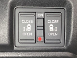 リアドアは乗り降りに便利な両側電動スライドドアです。また運転席に座っていながらスイッチ操作で自在にスライドドアを開け閉めできます。
