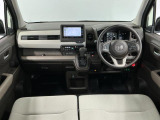 【インパネ】運転のしやすさを最優先に設計された見晴らしの良いフロントビュー。車両間隔が掴みやすく狭い道でも安心♪「安全」と「品質」を最優先に、安心してお乗りいただけるクルマを提供いたします。