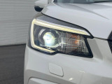 【LEDヘッドライト】悪天候や夜間走行時も良好な視界を確保し安心して運転できる高輝度LEDヘッドライトを装備!点灯速度が早く、消費電力も抑えられています。
