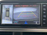 【全方位モニター】まるでクルマを真上から見下ろしたかのような視点で駐車をサポートします!クルマの斜め後ろや真横など、前後左右の4つのカメラの映像が合成されて、モニターに映し出されます。