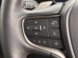 運転中、オーディオの操作をしてて、ハッとしたことはありませんか?ステアリングスイッチは、運転中でもハンドルでオーディオの操作が可能です。安全なドライブをサポートします。