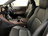 高いホールド性で運転姿勢が安定します。長距離ドライブでも疲れにくいのが魅力です。快適なドライビングライフをお送りください♪