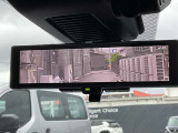 インテリジェントルームミラー。車両後方のカメラ映像をミラー面に映し出すため、車内の状況や天候などに影響されずいつでもクリアな後方の視界が得られます。