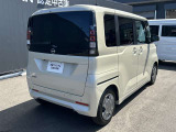 後ろ姿までカッコイイ!ワイド感のあるリアデザインで、軽自動車とは思えない存在感。大きなバックドアで荷物の積み降ろしもラクラクです!