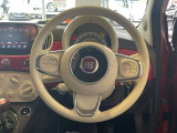 ハンドルのレザー表皮は擦れ少なく、印字も鮮明。FIATらしい軽い世界観が前席全体に広がる、女性人気の高いポイントです。