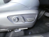運転席のシート調整を電動で調整できます。無段階調整なので、どなたにもピッタリの調整が可能です。