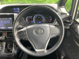 【純正革巻きステアリング】上質な革を使用することで、手にしっかり馴染みとても運転しやすいハンドルです♪