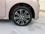 純正のアルミホイール装着。タイヤサイズは165/55R15