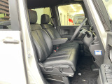 ひじ掛けのついたベンチシートタイプの運転席です。
