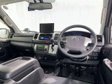 運転席まわりです。 各操作スイッチは使いやすい位置に配置されてます。