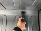 荷室側からリヤシートのスライドできる【左右独立リヤシートスライド】搭載。大きな荷物もバックドアを開けるだけでスムーズに載せられます。