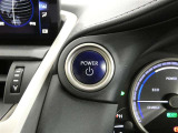 【プッシュスタート】スマートキーを携帯して、ブレーキを踏みながらスタートスイッチを押すだけでエンジンがかけられます。