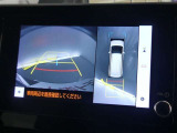 パノラミックビューモニターを装備。クルマを真上から見るように周囲を確認できます。