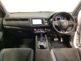 車内は光触媒抗菌消臭施工済です。インパネ周りはスタイリッシュなデザインで機能や装備も充実しています。グローブボックスやカップホルダーのほかにトレーなどたくさんの収納スペースが付いています。