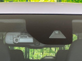 【エマージェンシーブレーキ】走行中に前方の車両等を認識し、衝突しそうな時は警報とブレーキで衝突回避と被害軽減をアシスト。より安全にドライブをお楽しみいただけます。