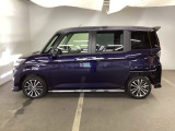 狭い駐車場でも、スライドドアならチャイルドシートへのお子さまの乗降や荷物の積載もスムーズ。とても便利な【両側電動スライドドア】ドアハンドを少し引くだけでリアドアが自動開閉します。