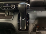 CVT車のセレクトレバーです。低速から高速まで、変速ショックのないスムーズな走りを実現するとともに、エンジン効率のよい領域を維持することで燃費にも貢献します。