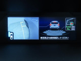 後退時には、リヤの4つのセンサーが障害物を検知し、必要に応じてブレーキが作動するよう設計されています。サイドビュー映像も表示され、周囲を確認しやすく、見えにくいガレージへの車庫入れも安心です。