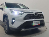 高輝度で点灯速度が速く、しかも消費電力の少ないLEDヘッドライトが装備されています!LEDの明るい光が走行中の視界の確保をサポートして、夜のドライブがより楽しく安全に運転できます♪