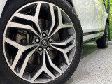 純正20インチホイール!車体にあわせてデザインされていますので、エクステリアをより魅力的に演出。ボディカラーとの相性もよい必見の装備です。