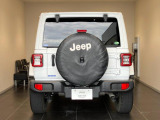 後方から見ると特徴のあるテールランプシンプルにjeepエンブレムが付いてきます。