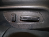 パワーシート装備車です。電動でシートが動きます、高級感がありとても便利な機能です!