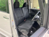 運転席まわりには十分なスペースがあり、大柄な方でもゆったり運転していただける環境です。