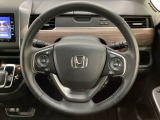 ハンドルにHondaセンシング系のクルーズコントロールやレーンキープアシストなどのスイッチと、オーディオの操作スイッチが装備されています。ハンドルから手を離さず安全に操作できます。