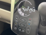 【オートエアコン】一度お好みの温度に設定すれば、車内の温度を検知し風量や温度を自動で調整。暑い&hellip;寒い&hellip;と何度もスイッチ操作をする必要はありません。快適な車内空間には必須の機能ですね♪