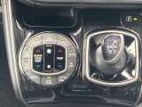 オートエアコンで温度調整も楽チン!四季を問わず快適に運転することが出来ます。