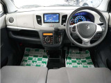 運転にかかわる様々な操作を安全に行えるように視点移動が少なく、操作性に配慮されたスイッチ類が凝縮されたコクピットです。