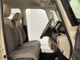 座面も厚みがあり背もたれも高く、広い足元にゆったり座れるシートです。運転席と助手席の間が空いている為、助手席側への移動がスムーズです。交通量の多い道でも助手席側から乗り降りができます。