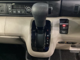 CVT車のセレクトレバーです。低速から高速まで、変速ショックのないスムーズな走りを実現するとともに、エンジン効率のよい領域を維持することで燃費にも貢献します。
