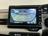 【バックカメラ】運転が苦手な方も車庫入れラクラクです!ギアをリバースに入れれば自動的に切り換わりますので、面倒な操作は不要です♪狭い駐車場もお車を傷つけず安心ですね!