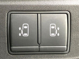 【両側パワースライドドア】スマートキーや運転席のスイッチで後席両側スライドドアの開閉が可能♪電動だから力を入れてドアを開ける必要が無く、小さなお子様でも簡単に開け閉めでき快適です♪