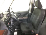 高いホールド性で運転姿勢が安定します。長距離ドライブでも疲れにくいのが魅力です。快適なドライビングライフをお送りください♪