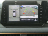 全周囲カメラで、クルマを上空から見下ろしているかのような映像を映し出します。周囲の状況がひと目でわかります!