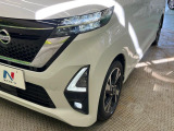 【LEDヘッドライト】悪天候や夜間走行時も良好な視界を確保し安心して運転できる高輝度LEDヘッドライトを装備!点灯速度が早く、消費電力も抑えられています。