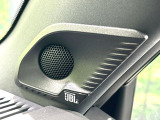 【JBLスピーカー】を装備しており、音楽やラジオなどをより高音質でお楽しみいただけます。クリアで迫力のあるサウンドを車内全体に届け、ドライブ中の音楽をより一層お楽しみいただける装備です。